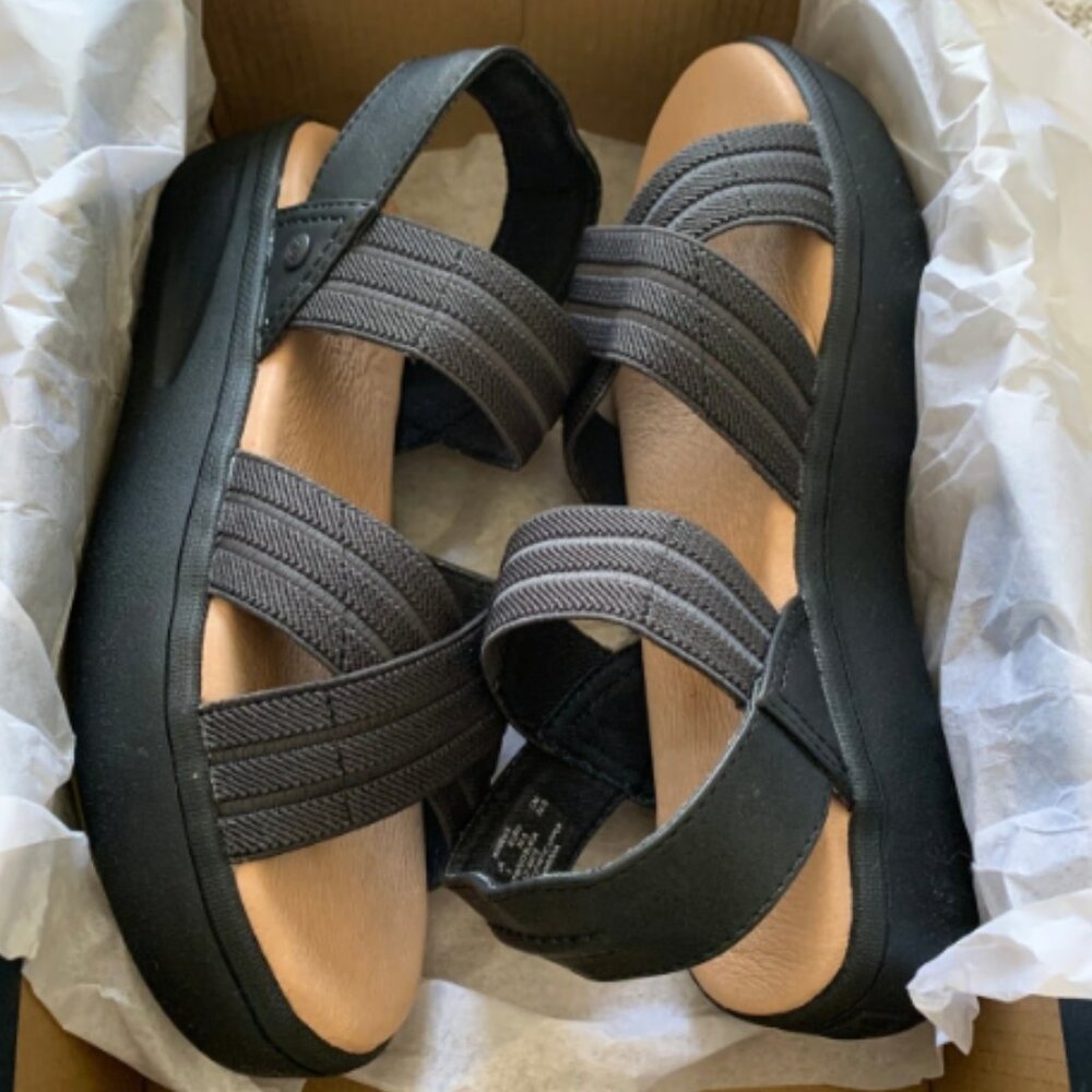 New Sperry Sandals
